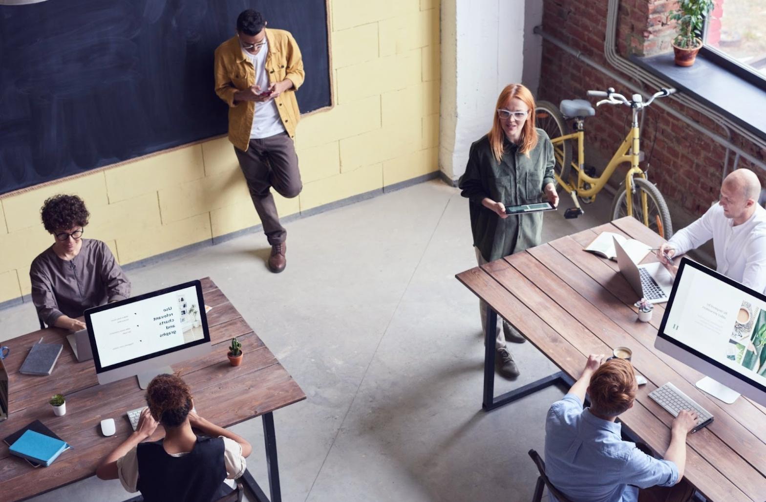 Material educativo de Yavenorqos mostrando gráficos presupuestarios y estrategias de negociación comercial