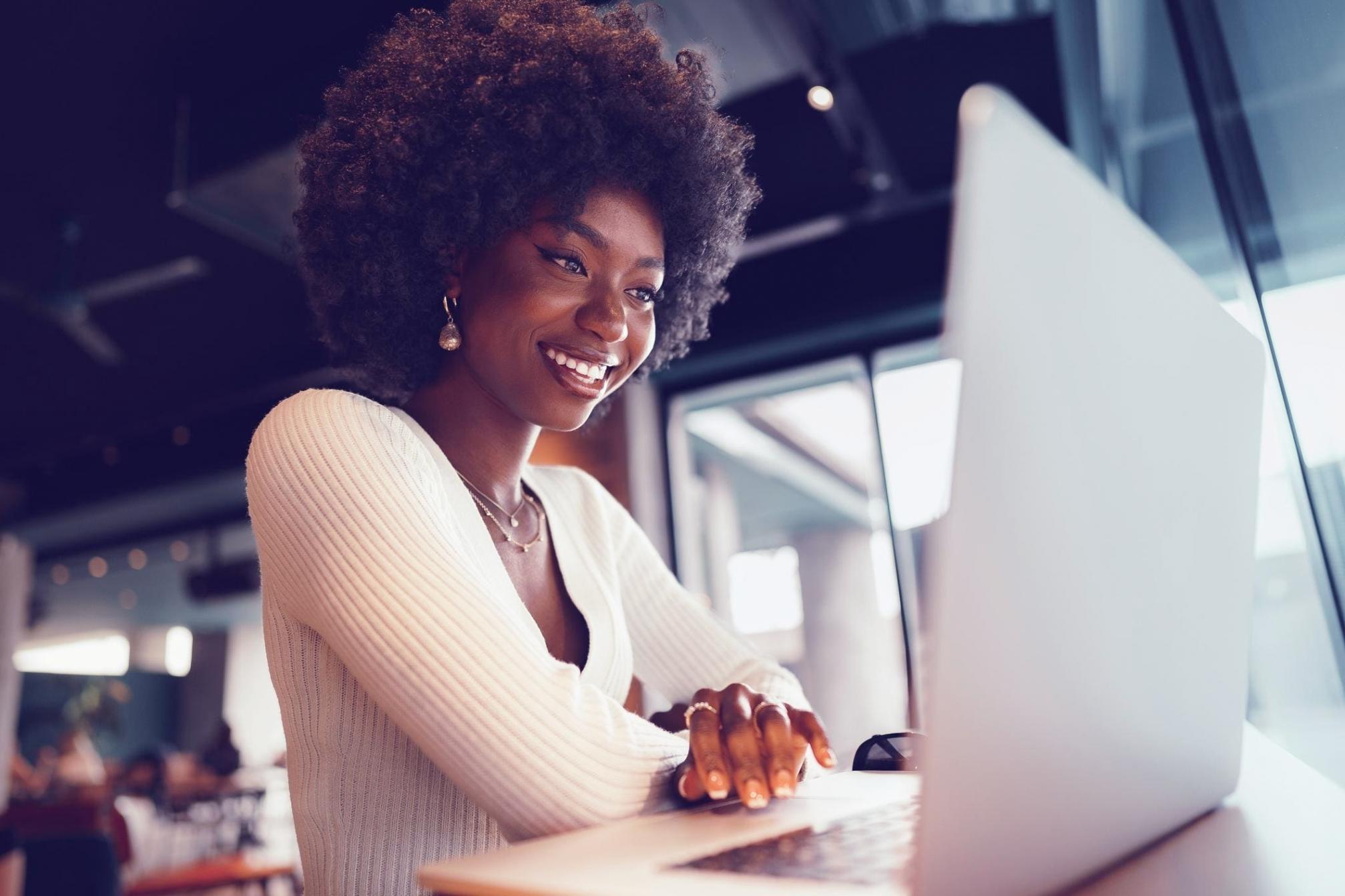 Sesión práctica de análisis presupuestario con documentos financieros y calculadora sobre mesa de trabajo