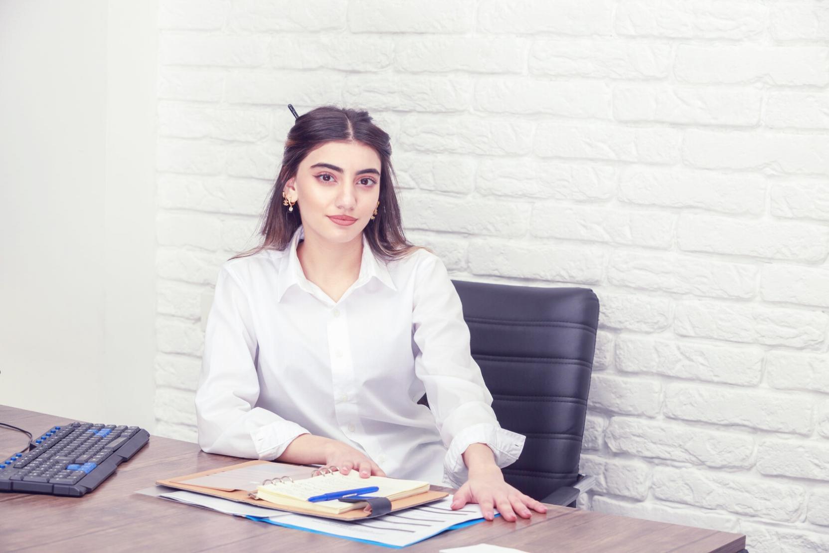 Persona analizando documentos financieros en escritorio con calculadora y gráficos