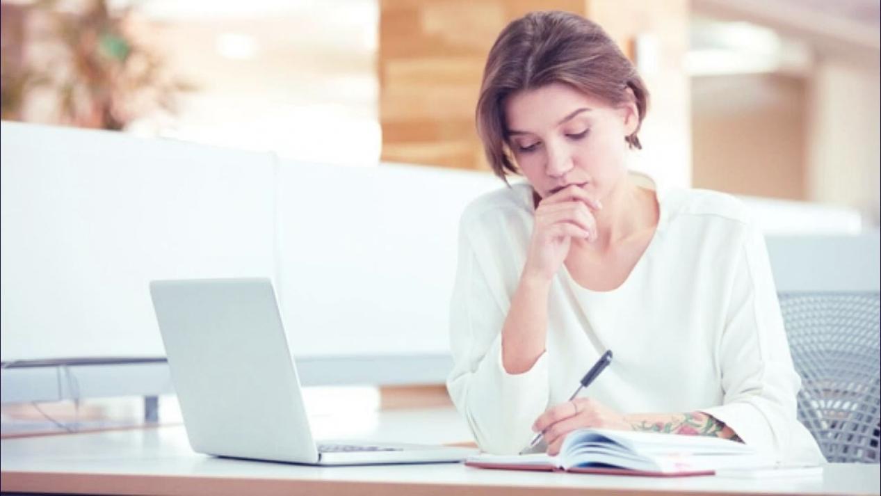Reunión de equipo analizando proyecciones financieras en pantalla