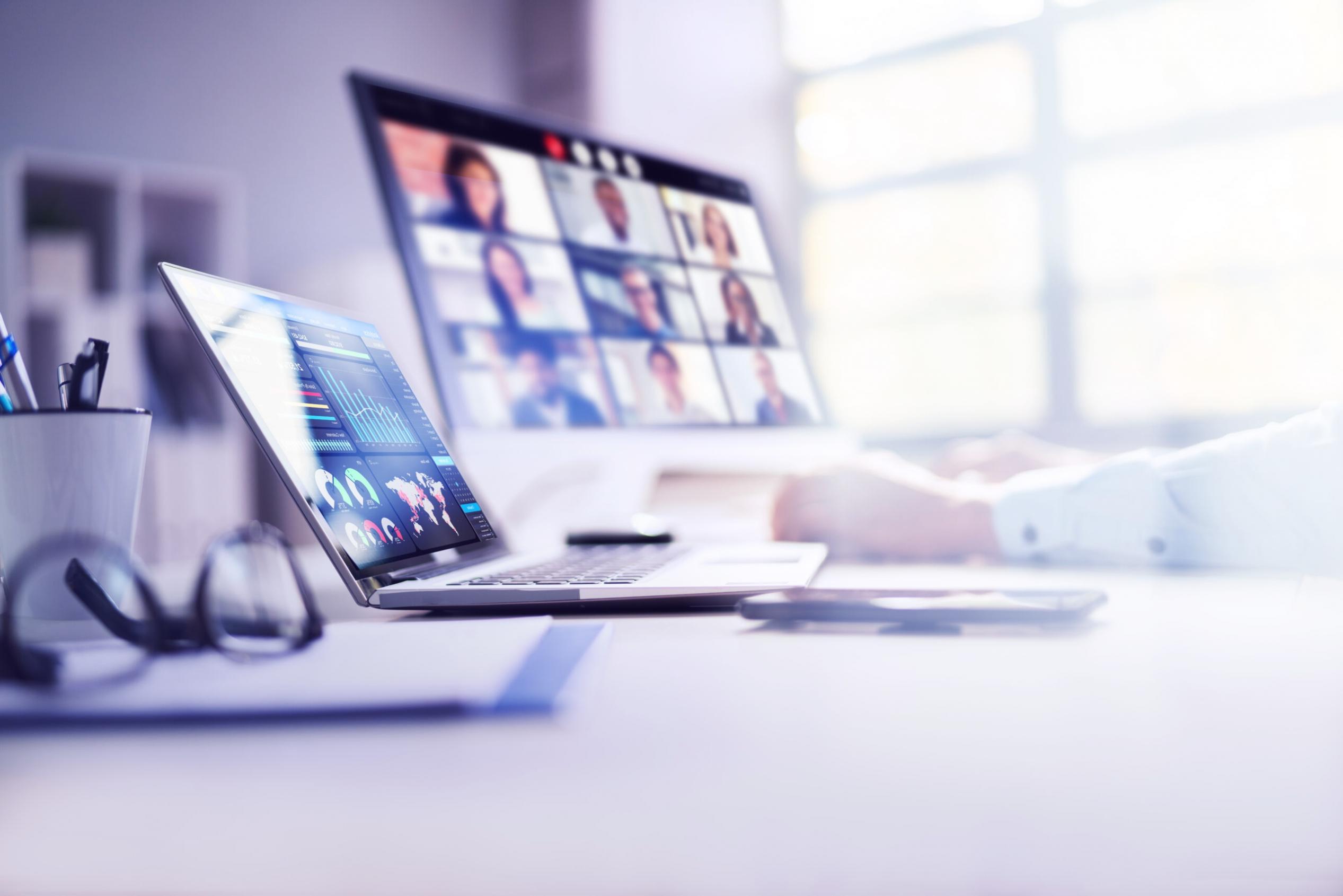 Análisis de datos financieros en computadora con múltiples gráficos